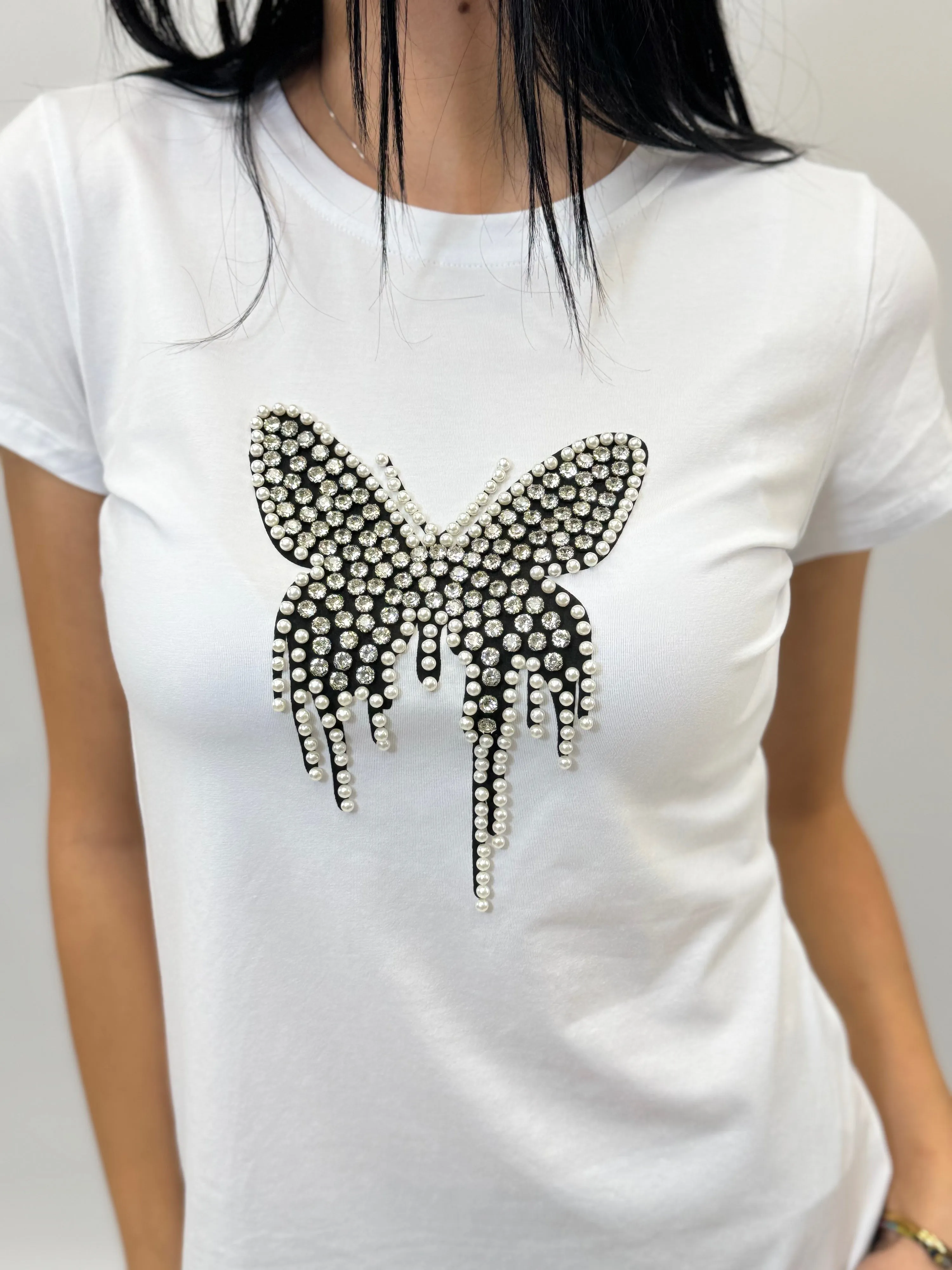 T-shirt con stampa farfalla gioielli